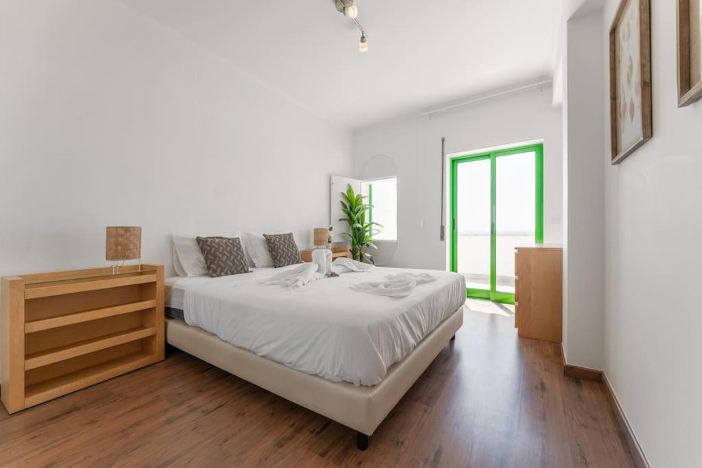 Sunset Terrace - Beachfront Apartment With Private Parking นาซาเร ภายนอก รูปภาพ